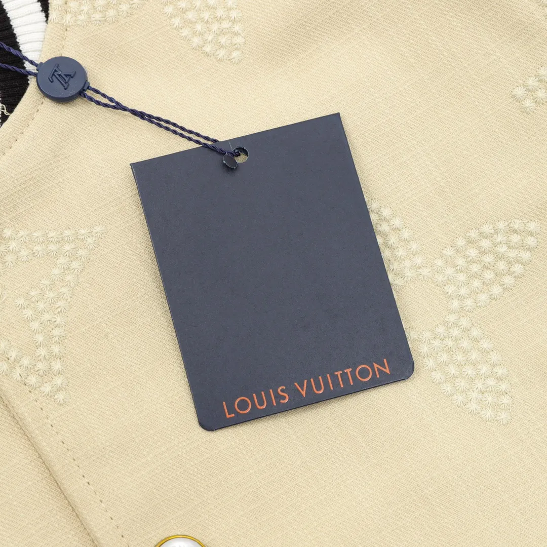 🅿️570 Louis Vuitton/Louis Vuitton pearl presbyopic stitching baseball uniform jacket Warm reminder: It is recommended to hand wash or dry clean! ! This year is particularly popular. Baseball uniform jackets are available at all levels of the market (you must compare the details). The most powerful quality control. Baseball uniforms have been produced and researched for 7 years. The details are exquisite. With it, you will be the most handsome boy in the world. The fully painted surface with four-button buttons (buttons with LOGO), the fabric is customized for more than a month. It is not ready-made in the market. It is made of woolen blended fabric, custom-woven and dyed. It has high color fastness. It is recommended to hand wash or dry clean for the first time. "Custom-woven knitted rib at the hem", the lining is made of silky and delicate cupro fiber material, which can be worn directly against the body. It is extremely comfortable, a heavy-hitting item, purchase version! Size：XS-L
